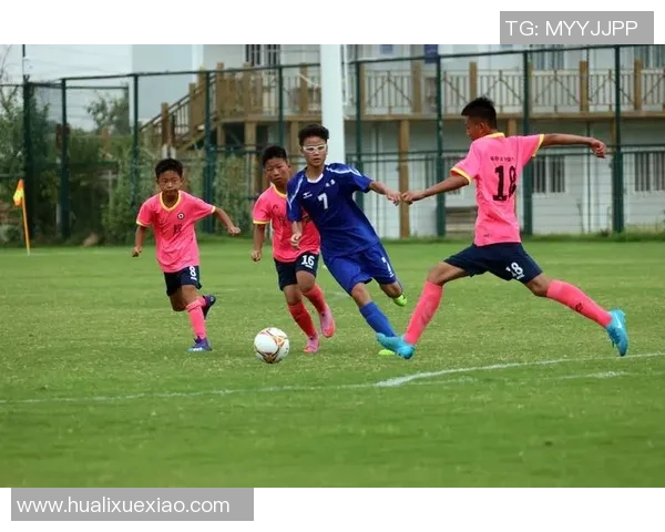 年轻帅气足球明星的魅力瞬间展现青春活力与运动激情